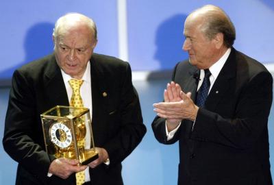 El Presidente del Real Madrid, Di Stefano, recibe el Trofeo FIFA para el Centenario del Real Madrid de manos del Presidente de la FIFA, Blatter, durante la ceremonia en Madrid