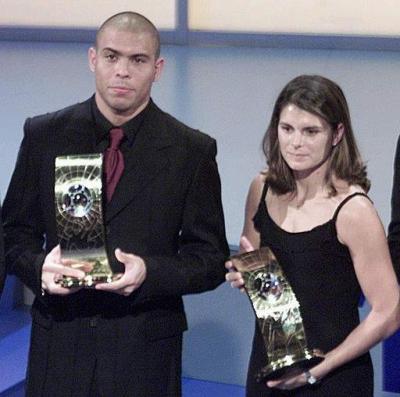 EL brasileño Ronaldo y la estadounidense  Mia Hamm recibieron el premio que los distingue como los mejores jugadores del año por la FIFA 2002.