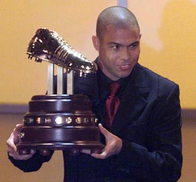 El  brasileño del Real Madrid Ronaldo, recibe el  premio 'Bota de oro' por haber sido el máximo goleador en la Copa Mundial Corea Japón 2002