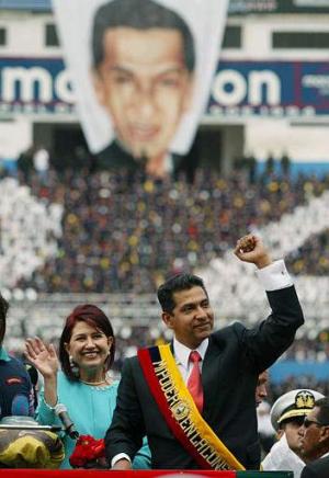 Acompañado por sus ministros y por su esposa Ximena Bohórquez, Gutiérrez asistió al estadio Atahualpa de esta ciudad, donde 30.000 personas lo esperaban para participar en lo que él llamó 'posesión ante el pueblo', tras ser investido por el Congreso.