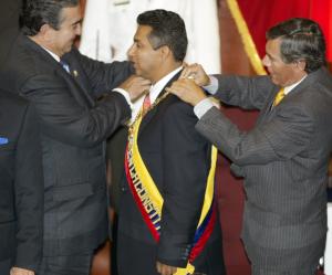 Gutiérrez, coronel en situación de retiro, recibió la banda presidencial de manos del presidente del Congreso, Guillermo Landázuri, en una ceremonia a la que no asistió el Presidente saliente, Gustavo Noboa, que cumple así su deseo de 'olvidarse' de la política para dedicarse a la enseñanza.