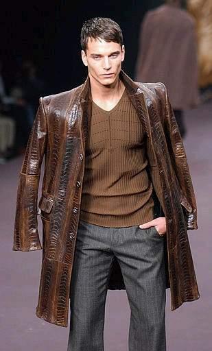 El hombre del otoño-invierno 2003-2004 será chic y elegante y vestirá trajes de chaqueta clásicos pero con aires contemporáneos, según las propuestas de la pasarela de moda masculina de París que cerró sus puertas hoy.