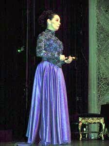 El escenario del teatro Isauro Martínez recobró su magia habitual. Sillas, candelabros y retratos de algunas primeras damas del país enmarcaron la actuación de Jacqueline Andere, Sylvia Pasquel, María Sorté, Macaria y Blanca Sánchez durante las dos funciones de la puesta en escena La Suerte de la Consorte.