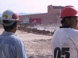 El percance se registró alrededor de las 15:30 horas cuando una máquina excavadora, de las llamadas “mano de chango”, propiedad de la compañía Coplasa, que se encarga de los trabajos de construcción de lo que será un paso subterráneo que conectará bajo la calzada Saltillo 400 a Soriana Revolución con City Club y viceversa, rompió la tubería de gas, causando un fuerte estallido a consecuencia de la presión del mencionado hidrocarburo.