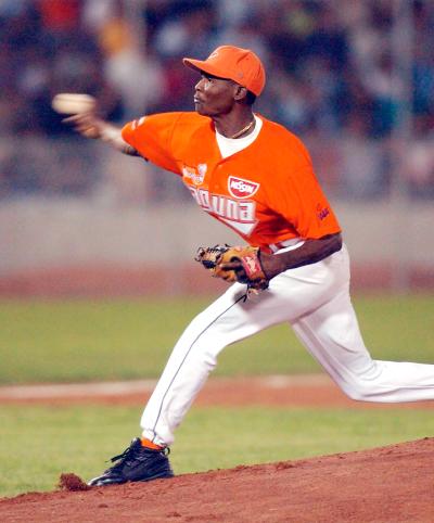 Imparable al central de Omar de la Torre en la primera entrada, impulsó par de carreras para encaminar a Vaqueros Laguna a la victoria de 5-1, anoche sobre los Acereros del Norte, al ponerse en marcha la Temporada 2003 de la Liga Mexicana, ante un lleno hasta las lámparas en el Estadio de la Revolución.