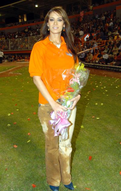 “Ya soy cien por ciento vaquera, espero estar pronto de vuelta en esta ciudad para apoyar a mi equipo. Por ahora hemos cumplido, pero mi cariño a este equipo y a la gente de Torreón es mucho, ya que me han recibido en gran forma”, afirmó Anette Michel, madrina de los Vaqueros, al término de la ceremonia inaugural.