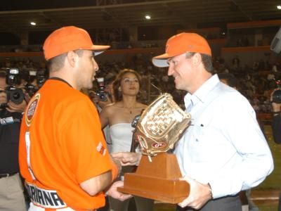 En el acto se hizo entrega del “Guante de Oro” a Carlos Rodríguez, jugador de Vaqueros que durante la temporada anterior fuera designado como el mejor segunda base de la Liga Mexicana de Beisbol.