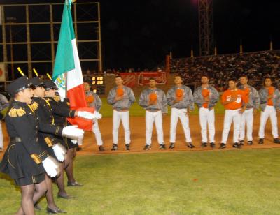 Los honores a la Bandera Nacional estuvieron a cargo de la escolta y banda de guerra de la Preparatoria Venustiano Carranza.