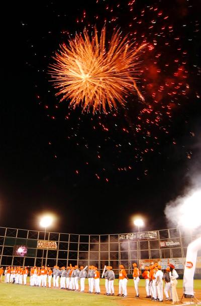 Ya con el cuadro completo, dio inicio al espectáculo de los juegos pirotécnicos, los que por varios minutos iluminaron el cielo torreonense, resaltando la alegría en cada uno de los miles de aficionados asistentes, así como de un buen número de los que se quedaron afuera suspirando por un boleto de entrada