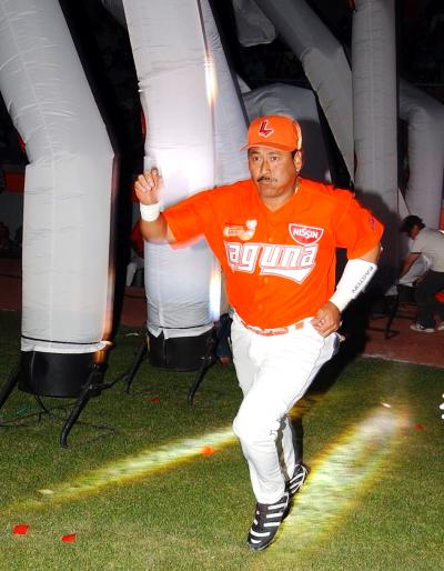 Uno a uno fueron tomando su lugar en el terreno de juego bajo la lluvia de aplausos por parte del público, para después dar paso a la belleza de Anette Michel, madrina del equipo naranja, la cual fue recibida efusivamente por la concurrencia.