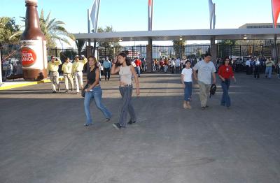 En medio de un marco festivo, ayer fue inaugurada la temporada de la Liga Mexicana de Beisbol en el renovado Estadio de la Revolución, que lució un lleno completo por parte de los aficionados laguneros.