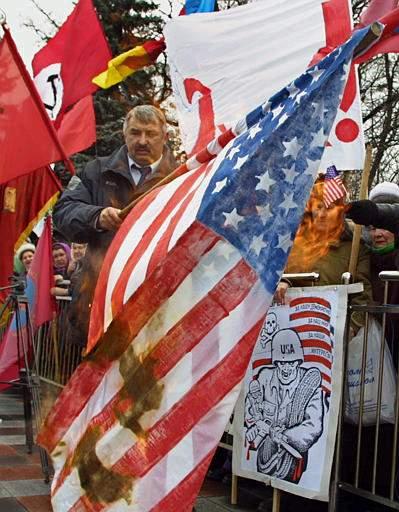 Algunas de las pancartas que mostraban los manifestantes demandaban 'No petróleo por sangre', 'Aquí inicia el fin del sistema' y 'No en mi nombre'.