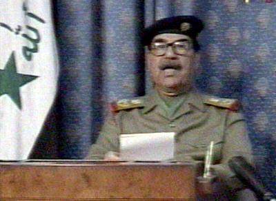 En su discurso Saddam tenía un aspecto cansado, con el rostro hinchado. Además, llevaba anteojos para leer, lo que generalmente evita en público. Mientras hablaba cambiaba constantemente los documentos que tenía en sus manos y salpicó su alocución con citas del Corán.
-- 'Les prometemos que Iraq, su liderazgo y su pueblo harán frente a los invasores malignos', afirmó Hussein. 'Dios mediante, les aguarda una amarga derrota'.