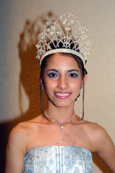 María del Rosario Ramírez Salazar posee la corona que la coloca como la nueva reina del Tecnológico de Monterrey, -Campus Laguna-, y sobre su sorpresivo triunfo comentó: “Estaba muy nerviosa, pero al mismo tiempo yo quería ganar, y ahora me siento muy contenta de haberlo logrado y poder representar dignamente a la institución en eventos especiales y otras coronaciones, acompañada por la princesa”.