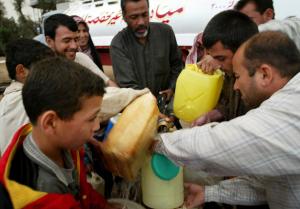 Alrededor de siete camiones con 12 toneladas de comida y productos básicos llegaron a Umm Qsar, una de las zonas más castigadas por los combates, donde la ayuda fue distribuida por los soldados británicos y estadunidenses.
  La gente se acercó a los camiones, que cruzaron la frontera escoltados por tropas estadunidenses, para recibir agua, medicinas, alimentos en conserva, galletas y dulces