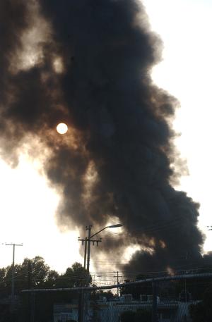 Por momentos los rayos solares se vieron opacados por lo denso de las columnas de humo