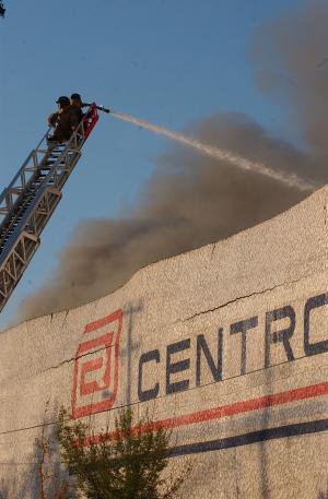 Roberto Rodríguez se mantuvo a la expectativa del comportamiento del incendio, acompañado por su personal de seguridad y algunos miembros de su familia desde el otro lado del puente “Solidaridad” que une a las dos ciudades, por bulevar Río Nazas y el Libramiento Periférico.