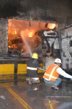 Alrededor de las 19:00 horas se reportó que el incendio había sido controlado, aunque continuaba la emanación de gases y humos por el tipo de materiales que habían sido consumidos.