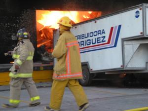 Por su parte, el director de Protección Civil de Torreón, Roberto Moreno Roldán dijo que aunque en un principio se contempló la posibilidad, no fue necesario evacuar los alrededores, debido a que no hay puntos de concentración masiva, y consideró que los trabajos para sofocar el fuego se prolongarían hasta hoy.