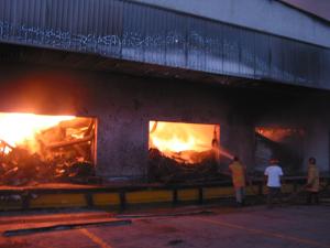 Apoyados por el Ejército, se acordonó el lugar a 300 metros a la redonda ante el peligro que representaban dos tanques de gas butano, de aproximadamente cinco mil kilogramos cada uno, que se encontraban a escasos metros del almacén y ocupados a un 50 por ciento de su capacidad, mientras los apagafuego se dedicaban a vaciar agua sobre éstos para evitar que se sobrecalentaran.