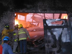 El almacén, localizado sobre la avenida Valle del Guadiana y la calle Simón Bolívar del sector fabril, se convirtió en el foco de atención de los vecinos de Torreón y Gómez Palacio, quienes desde una lejana distancia podían observar cómo las columnas de humo obscurecían por momentos la tarde