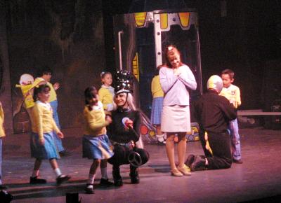 La primera en aparecer en el escenario fue Yolanda Ventura, quien interpretó a la maestra Lupita. Hasta ese momento todo era tranquilidad, pero cuando saltaron al foro Simoneta, Ángel, Lucas, Brisa y todos sus compañeros de clase, los chiquitines laguneros no podían más que gritarles y brincar en sus lugares de la emoción que les causaba verlos.