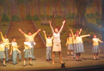 Un sin fin de aventuras y mucha música gozaron la tarde de ayer los pequeñines laguneros. El escenario del Teatro Alberto M. Alvarado recibió a casi todo el elenco de la telenovela infantil Vivan Los Niños, y aunque Andrea Legarreta y Daniela Aedo no hicieron acto de presencia, los asistentes disfrutaron al por mayor la actuación de los nuevos artistas