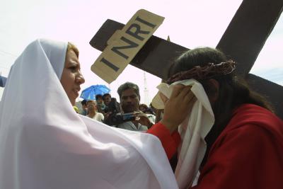 El Señor, señaló, diariamente hace la invitación de cargar la cruz como una oportunidad de unirse a sus padecimientos y después merecer los frutos de la redención. “La cruz como signo de historia en este día es el centro, de tal manera que de Viernes Santo llegar al próximo domingo y anunciar que Cristo ha resucitado y vive entre nosotros”.