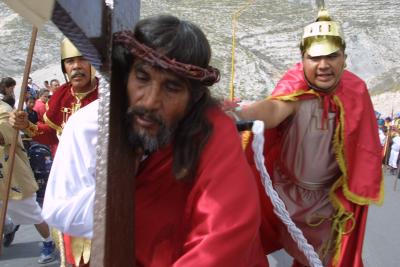 En este día, agregó, como ya es tradición en el Cristo de las Noas, miles de católicos suben para participar en el Vía Crucis y esa peregrinación representa el camino que Jesucristo hizo al Calvario.