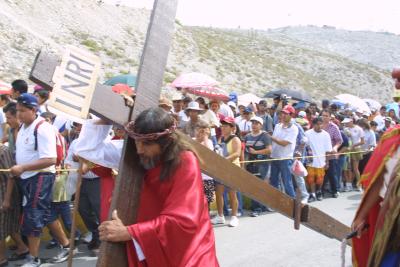 Ahí el calvario de Cristo se mostró a los peregrinos, quienes fijaron su vista en el momento en que cayó por primera vez. Los rezos y los cantos siguieron hasta la cuarta estación donde Jesús se encuentra con su madre.