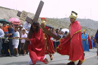 En la primera estación y justo cuando Cristo es condenado a muerte, más de un rezo fue interrumpido por los gritos de los vendedores. Insistían hasta hartar a las personas para que compraran sus artículos.