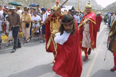 Algunos observaron reflexivos, otros con pasión, las catorce estaciones representativas de la muerte de Cristo, con vehemencia repetían el Padre Nuestro y escuchaban atentamente las explicaciones del Obispo.