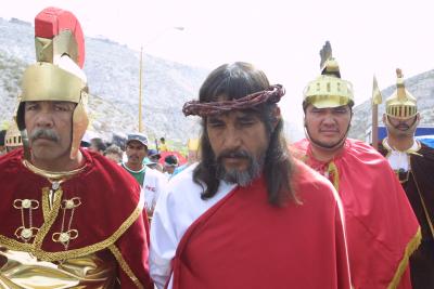 Diez minutos antes de las once de la mañana, el obispo José Guadalupe Galván Galindo inició el tradicional Vía Crucis del Cerro de las Noas. Ahí dijo que en este Viernes Santo se recuerda el hecho de que Jesús ofreció su vida por la humanidad