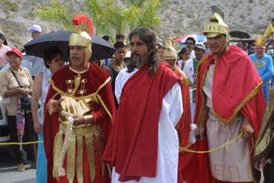 Familias enteras, parejas y paseantes, comenzaron a llegar antes de las ocho de la mañana para visitar el Santuario de las Noas y de paso tener un buen lugar para observar el recorrido del Vía Crucis.