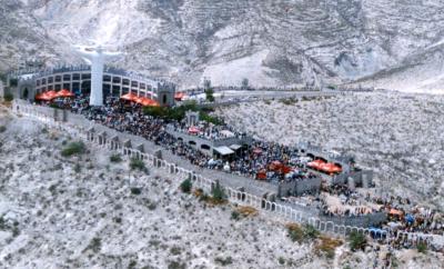 En el Cerro de las Noas de Torreón se congregaron aproximadamente 20 mil fieles quienes unieron sus rezos para pedir por la paz del mundo. La cifra rebasó las expectativas de la Dirección de Seguridad Pública Municipal.