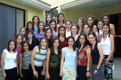 Una vez seleccionadas, deberán someterse a una intensa preparación que consistirá en ensayos de baile, ya que el día de la coronación mostrarán una elaborada coreografía en pasarela. 


En la foto: Todas las estudiantes que participarán en la ceremonia de coronación del Intercolegial 2003