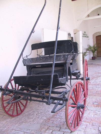 Sin embargo, 49 años atrás ya se había hospedado en esta hacienda otro de los personajes claves en la historia de México: don Benito Juárez. Luego de haber dejado los Archivos de la Nación en la Cueva del Tabaco, el “Benemérito de las Américas” llegó hasta La Loma, antes de dirigirse a Paso del Norte.