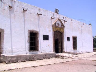 Luego de atravesar varios cerros y pasar sobre los puentes cuates, esto con la experiencia de sentir “la calor” que azota los últimos días a la Comarca Lagunera, se encuentra un pequeño poblado que, aunque no tiene pavimento, cuenta con un importante museo comunitario