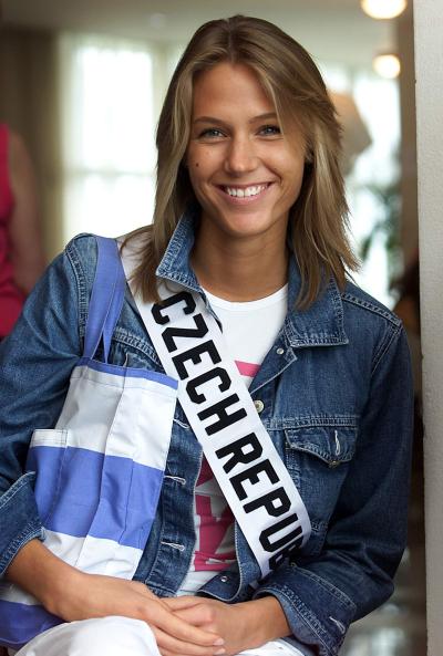 Miss República Checa, Katerina Smrzova.     Las delegadas han estado rodeadas de estrictas medidas del seguridad con casi mil 500 unidades que rotarán su protección durante su estadía aquí, sumado a los controles sanitarios que pasaron para evitar el Síndrome Respiratorio Agudo Severo (SRAS).