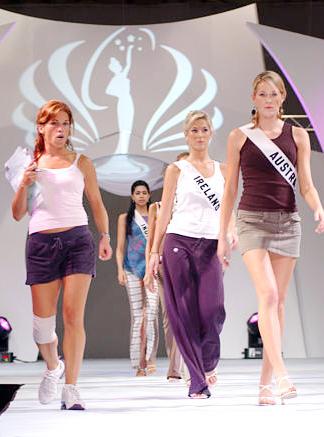 Jennifer Zarnowiec, (izq), Lesley Flood, Miss Irlanda (centro) y Ashlea Talbot, Miss Australia