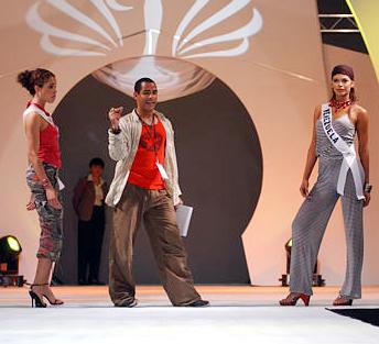 Miss USA, Susie Castillo (izq) y Mariangel Ruiz Torrealba, Miss Venezuela durante el desfile de modas efectuado en Panamá.