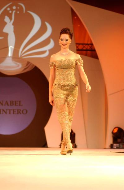 Aprovechando la acumulación de bellezas en Panamá, los diseñadores locales no perdieron oportunidad de realizar, en conjunto con el certamen Miss Universo, un desfile de modas.


                     
Carla Tricoli, Miss Puerto Rico lució un elegante diseño de Anabel Quintero.