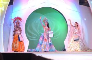 Las tres ganadoras del concurso la panameña Stefanie de Roux, la dominicana Amelia Vega y la peruana Claudia Ortiz de Zevallos.