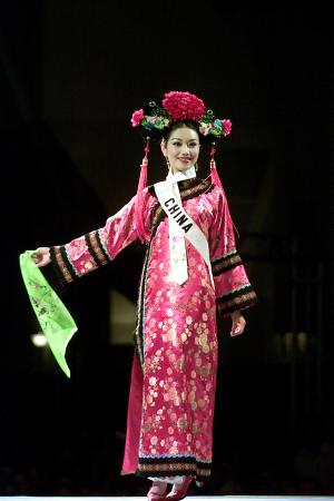 Miss China Wei Wu lució un traje típico de su país.
La noche de los trajes de fantasía arrancó con la presentación de un grupo folclórico y se cerró con el anuncio de las ganadoras, aunque minutos antes el público disfrutó dos pegajosas interpretaciones del popular acordeonista Osvaldo Ayala.