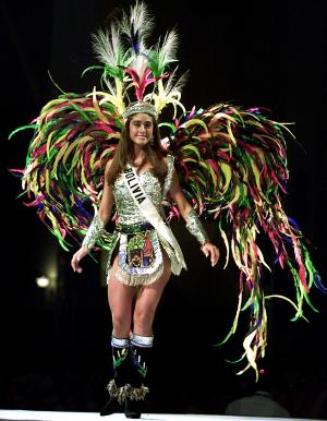 La boliviana Irene Aguilera Vargas, lució uno de los trajes más elaborados de la noche.