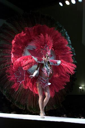 La canadiense Marie Cecile  exhibió un traje gigantesco lució el traje más grande del desfile, con los colores rojo y blanco de la bandera de su país.