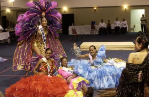 Miss Islas Caimán Nichelle Welcome, Miss Jamaica Michelle Lecky, Miss Bahamas Nadia Johnson y Miss Belice Becky Bernard en uno de los descansos