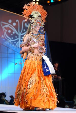 Miss Panamá, Stefanie de Roux sostiene su trofeo por haber obtenido el segundo lugar en el concurso .