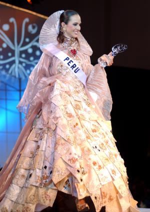 Miss Perú Claudia Ortiz de Zevallos obtuvo el segundo lugar en el concurso 'traje alegórico', ella empató con la representante de Panamá Stefanie de Roux.