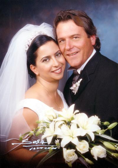 Sr. Ron Lewis Crace y Lic. Mary Lou Elizondo Vázquez contrajeron matrimonio en la Capilla de la Madre de Lola  el 17 de mayo de 2003